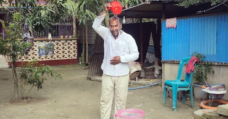গোলাপজলে গোসল করে রাজনীতি ছাড়ার ঘোষণা দিলেন আ.লীগ নেতা