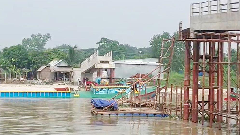 বাল্কহেডের ধাক্কায় নদীতে ভেঙে পড়ল কোটি টাকার ব্রিজ