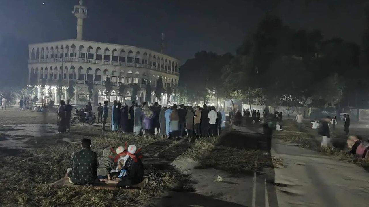 ঘর ছেড়ে রাস্তা-মাঠে নির্ঘুম রাত, শহর ছাড়ার ভাবনা